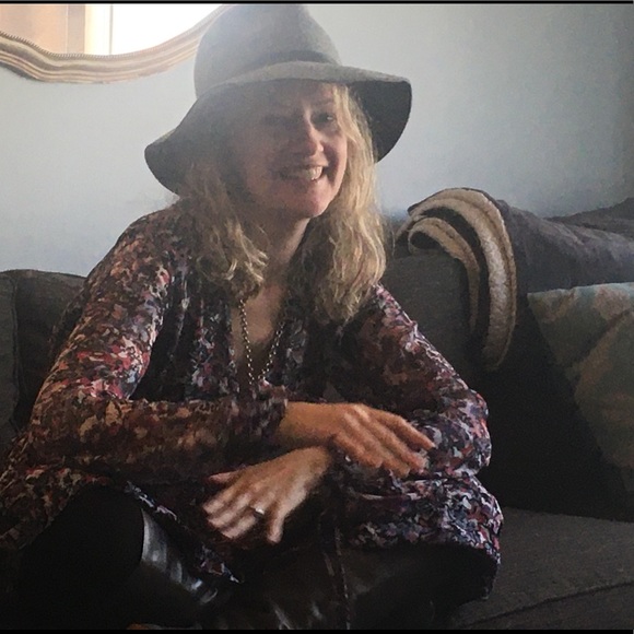 Meet your Posher, April - Picture 7 of 8